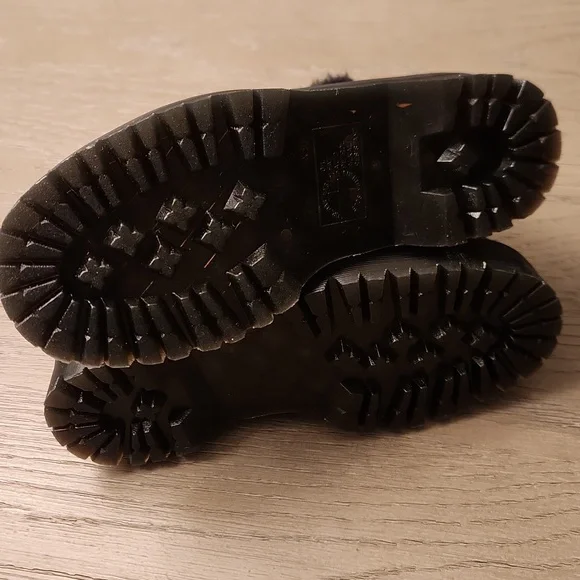 🔥 NWT Dr. Martens Jadon Faux Fur-Lined Distressed Metallic Platform Boots 7 - Picture 6 of 7